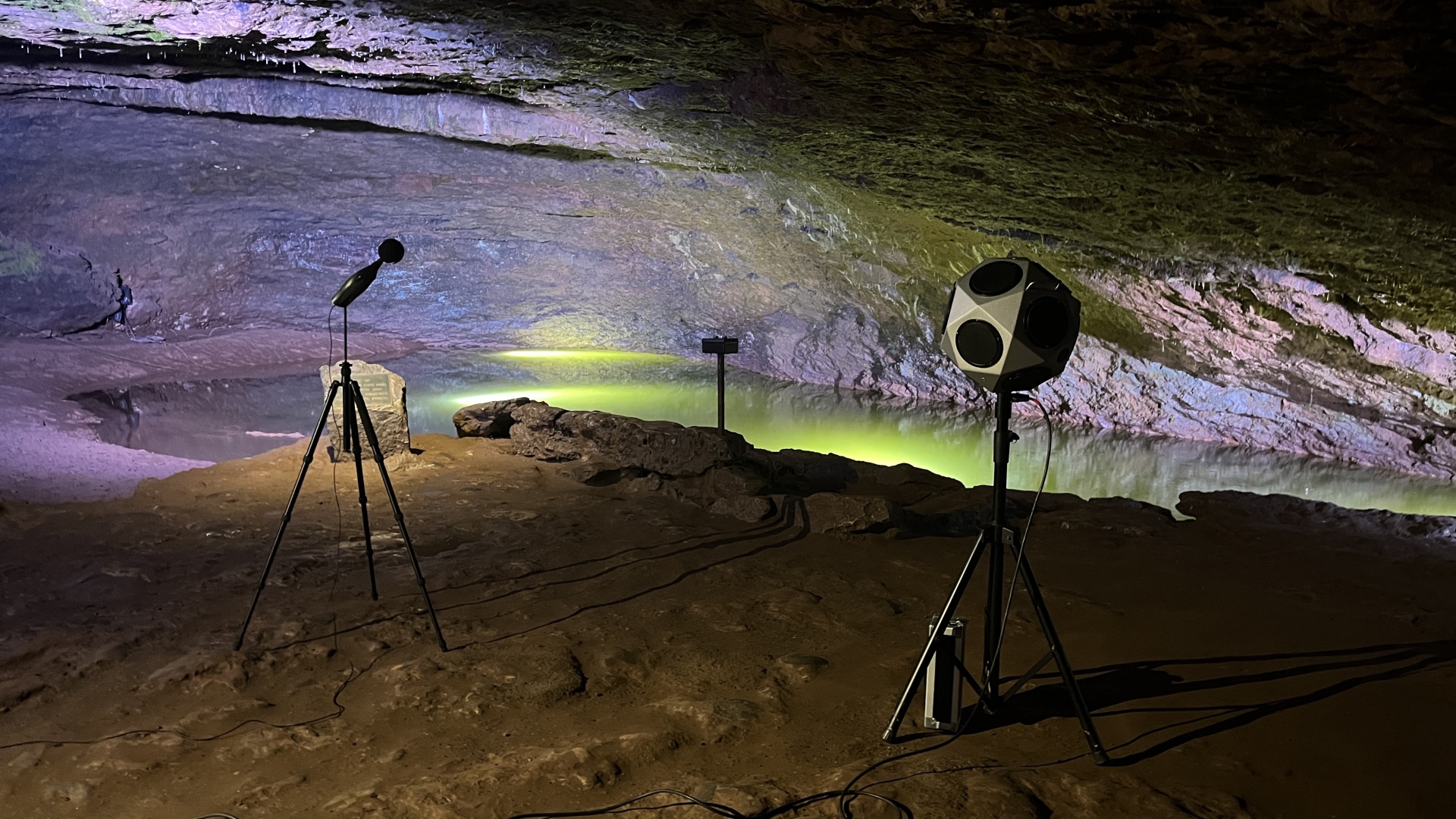 Speech Transmission Index measurement in a cave